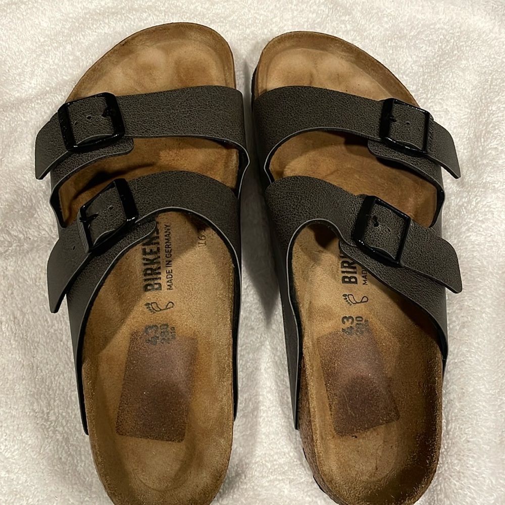 Birkenstocks EUC 43 authentic genuine worn once! Leather slip on buckle logo